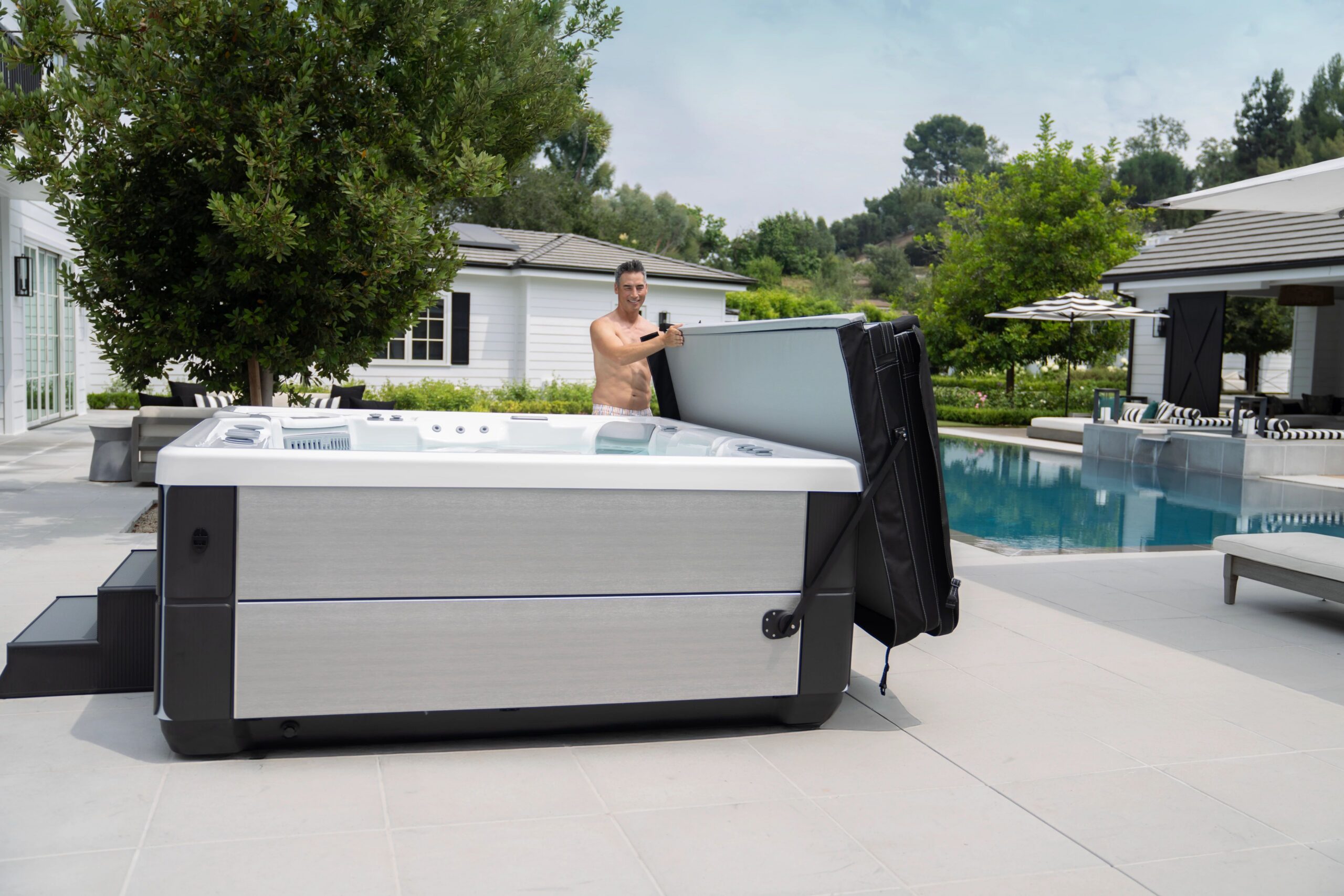 Hot Spring Highlife Grandee with cover lifter
